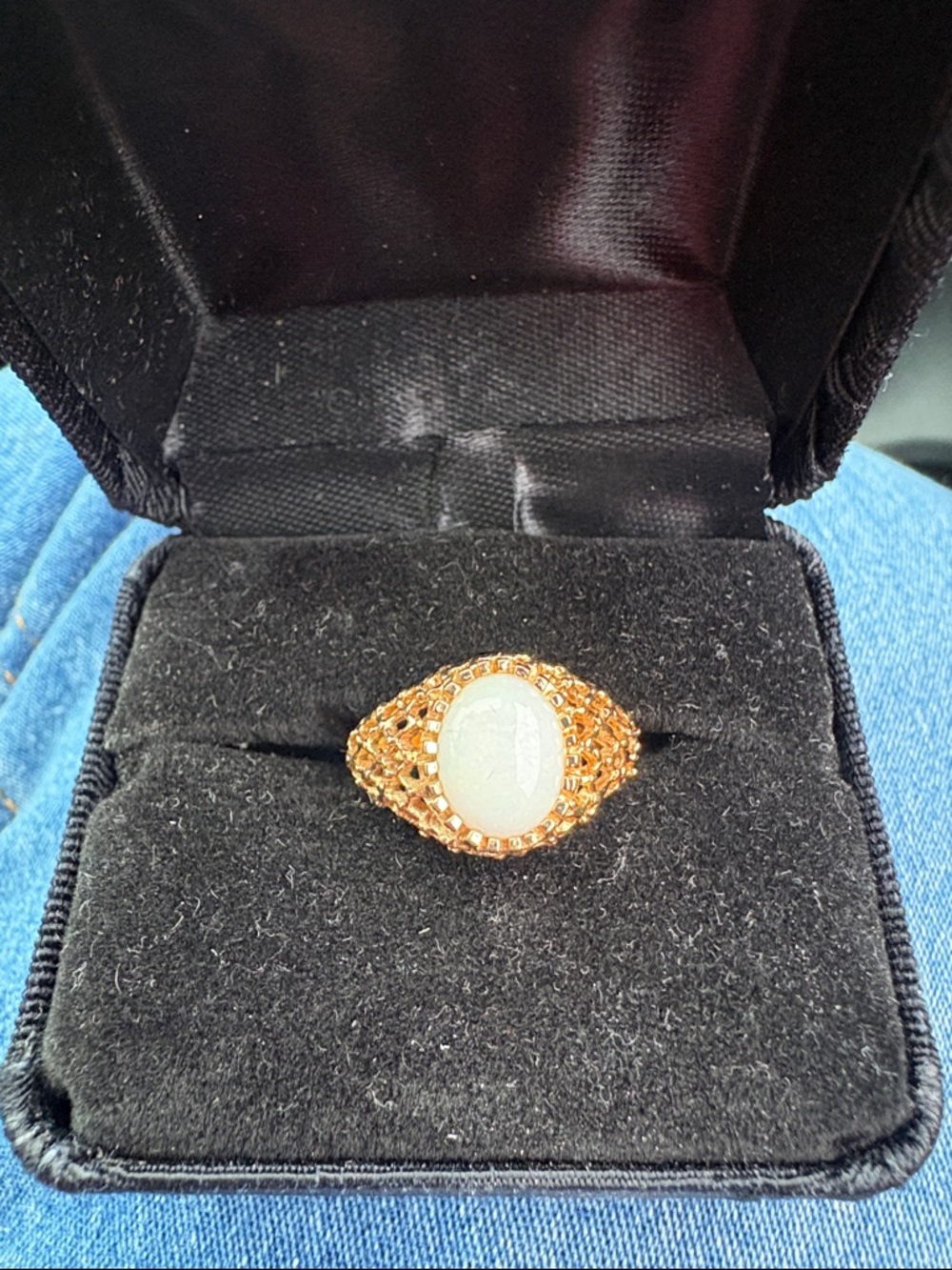 18k hge Elegant Gold Ring with White Oval Opal Stone